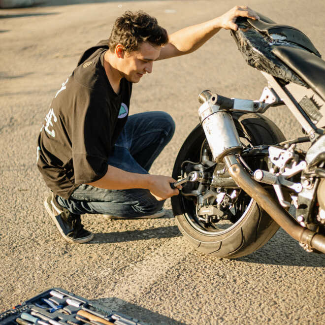motorrad-bei-reparatur-sicher-abstellen